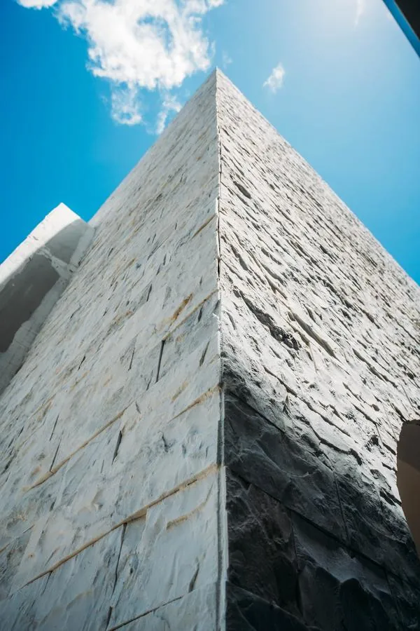 Quina do bloco com pedra branca e escura